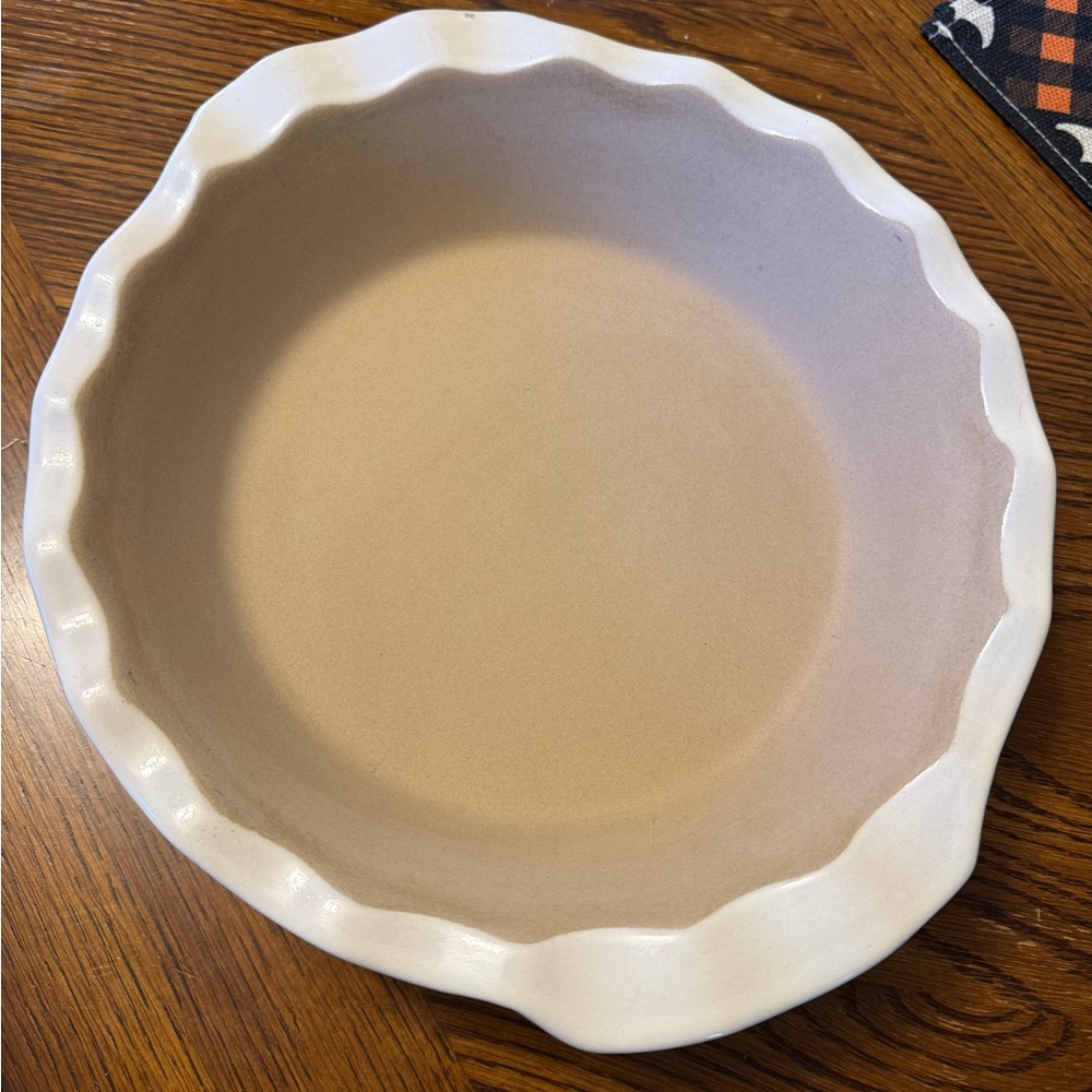 The Pampered Chef Cream Scalloped Pie Dish
